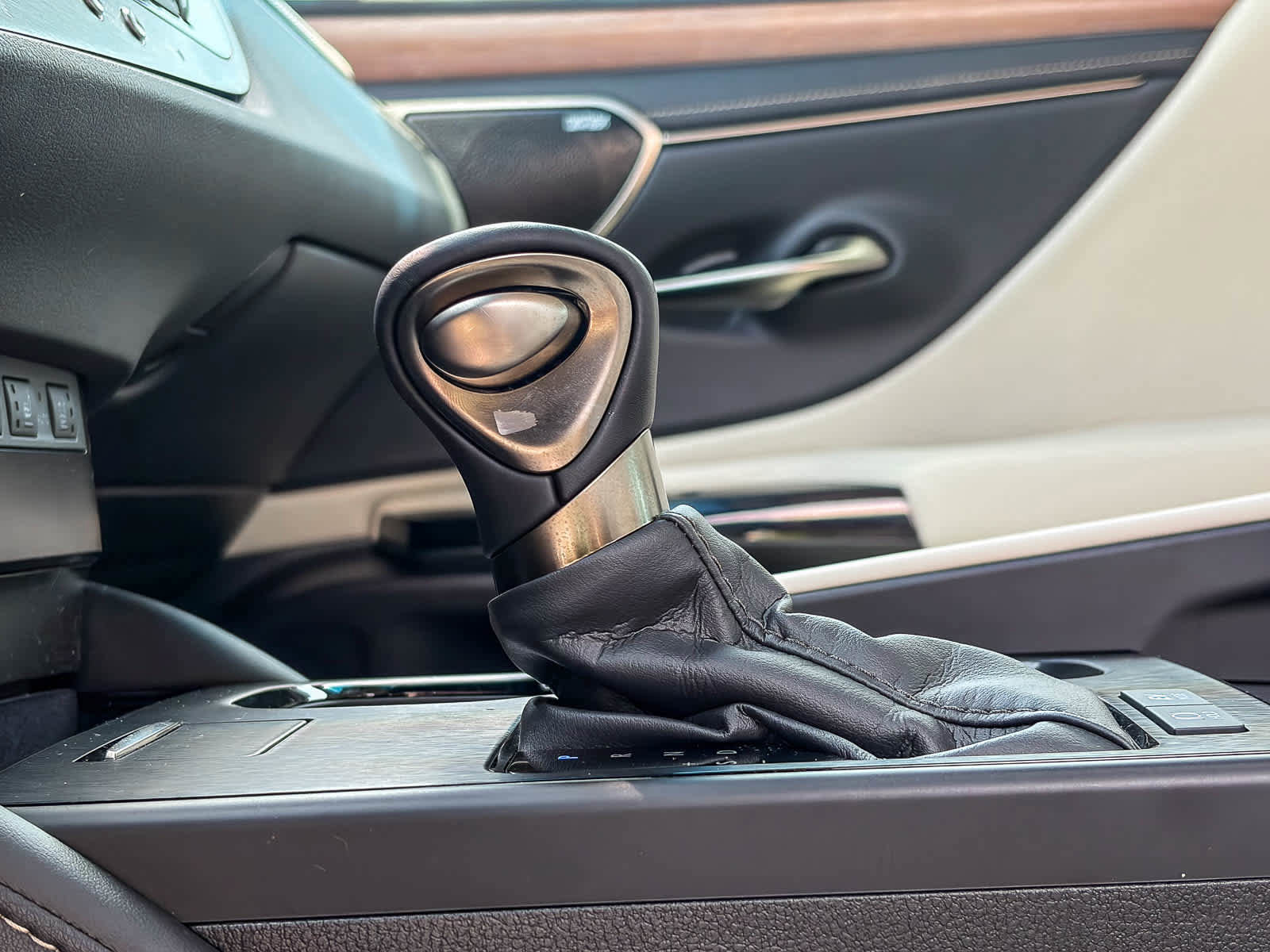 Used 2024 Lexus ES 300h w/ Accessory Package (Z2) FWD image 22