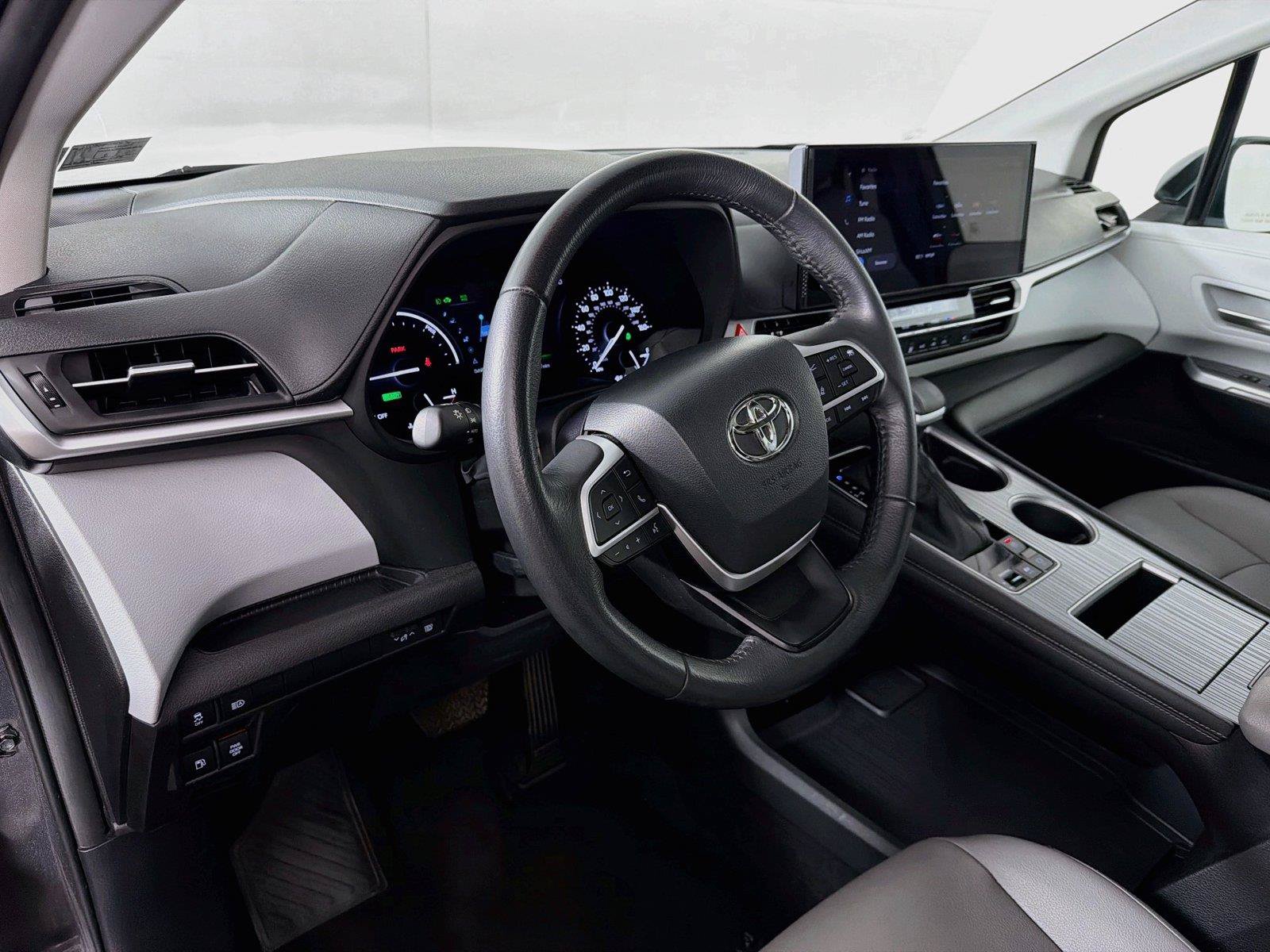 Used 2025 Toyota Sienna XLE FWD image 16