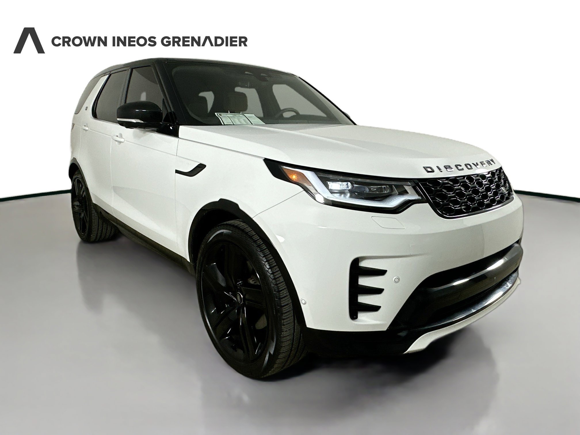 Used 2024 Land Rover Discovery Dynamic SE AWD/4WD image 3
