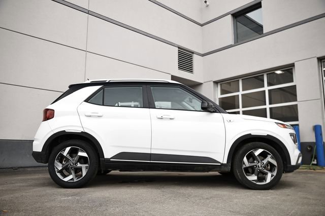 Used 2023 Hyundai Venue Limited image 4