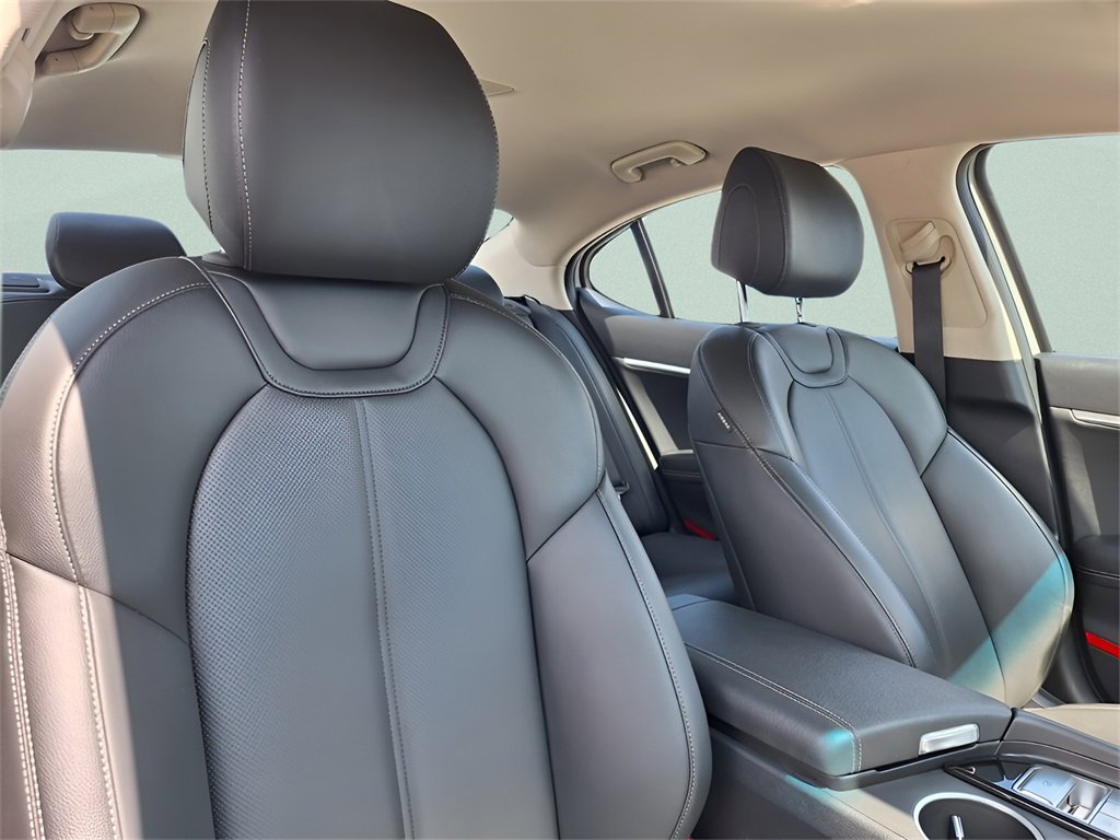 Used 2025 Genesis G70 2.5T image 27