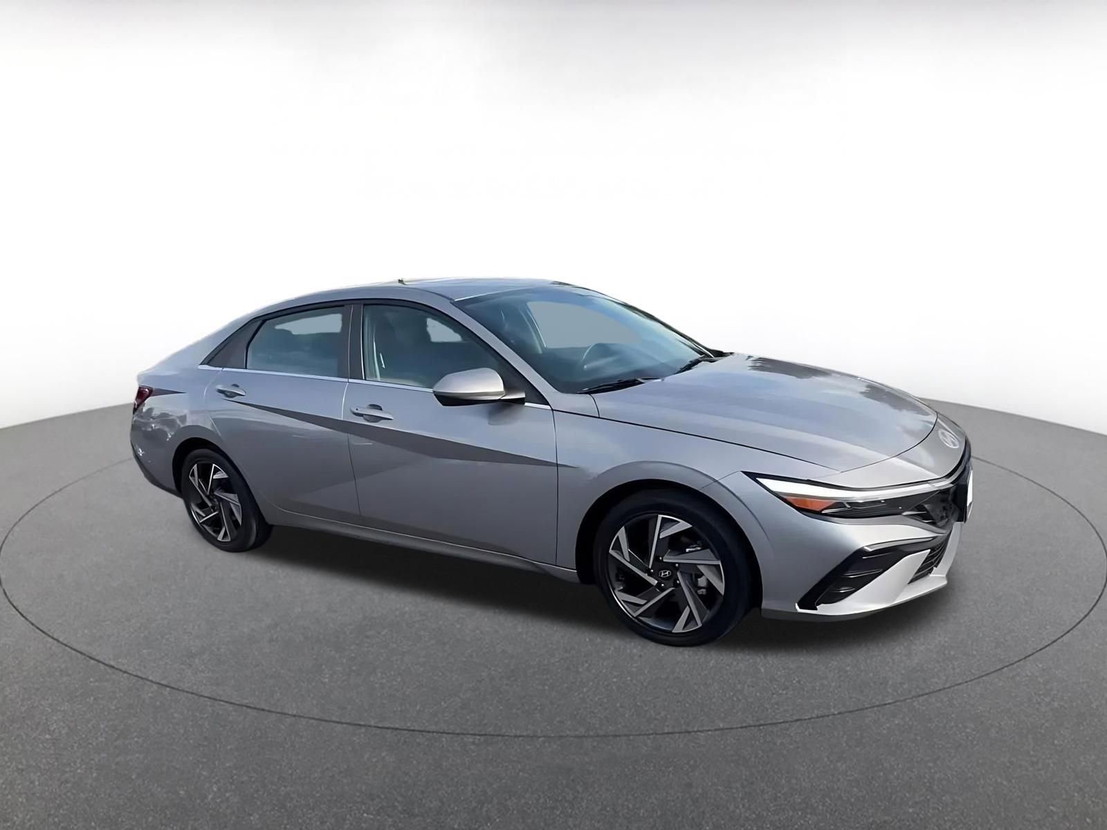 Used 2025 Hyundai Elantra SEL image 2