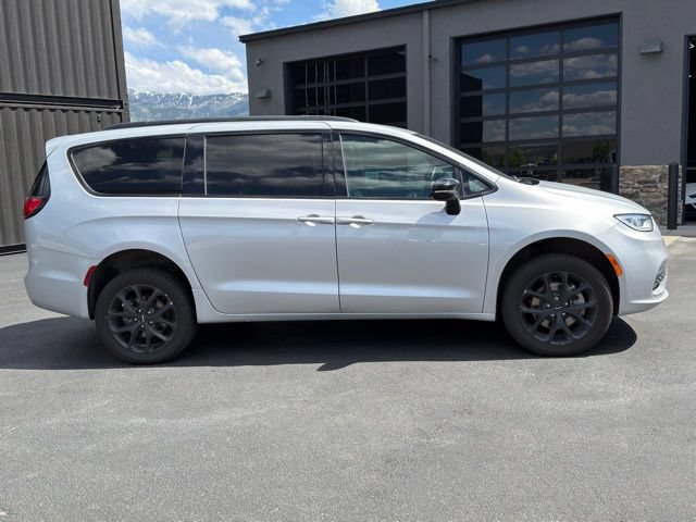 Used 2024 Chrysler Pacifica Limited w/ S Appearance Package AWD/4WD image 5