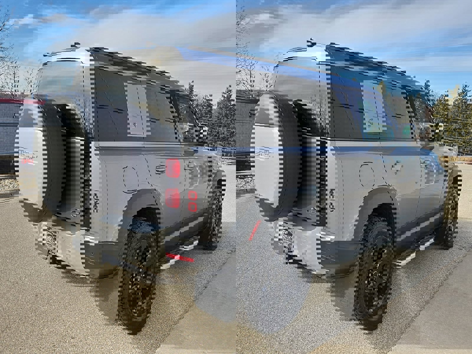 Used 2023 Land Rover Defender 110 SE image 5