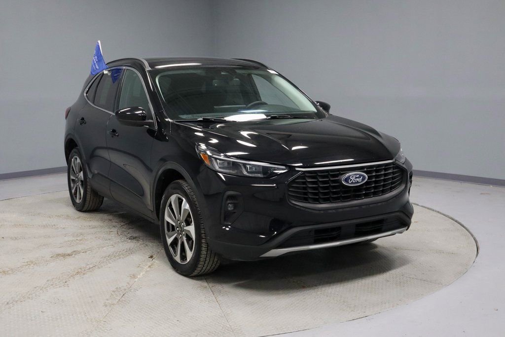 Used 2025 Ford Escape Platinum image 1
