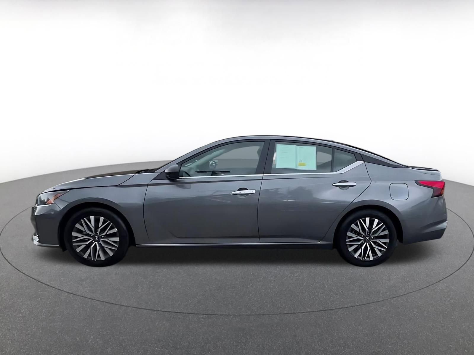 Used 2025 Nissan Altima 2.5 SV FWD image 9
