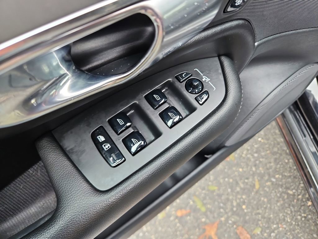 Used 2022 Volvo XC90 T5 Momentum w/ Climate Package image 30
