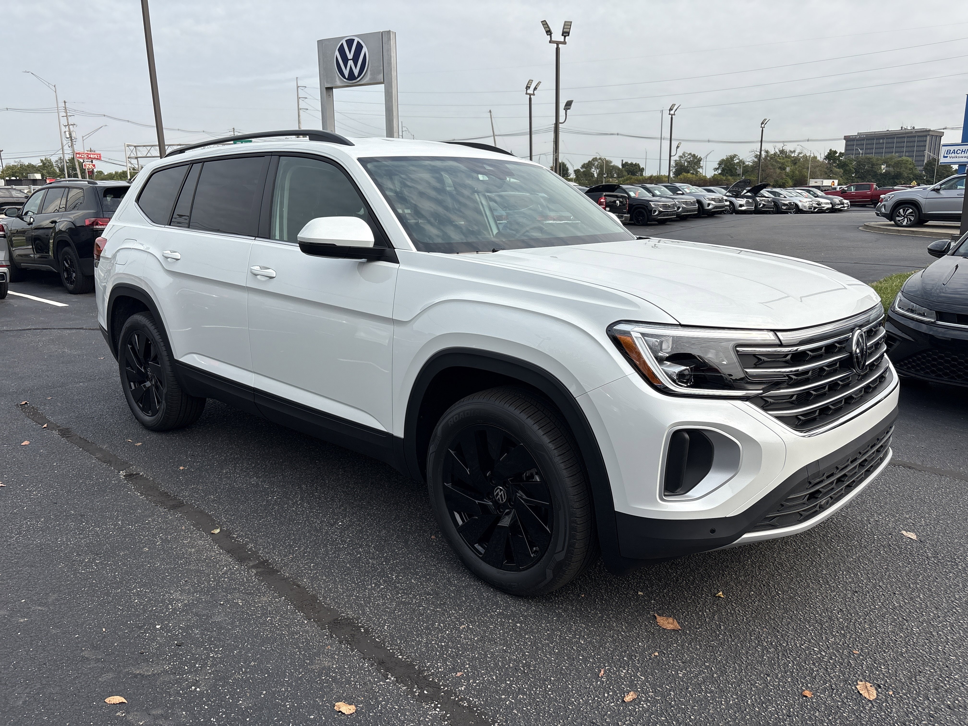 New 2026 Volkswagen Atlas SE image 2