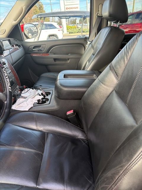 Used 2011 Chevrolet Avalanche LT w/ Luxury Package image 3