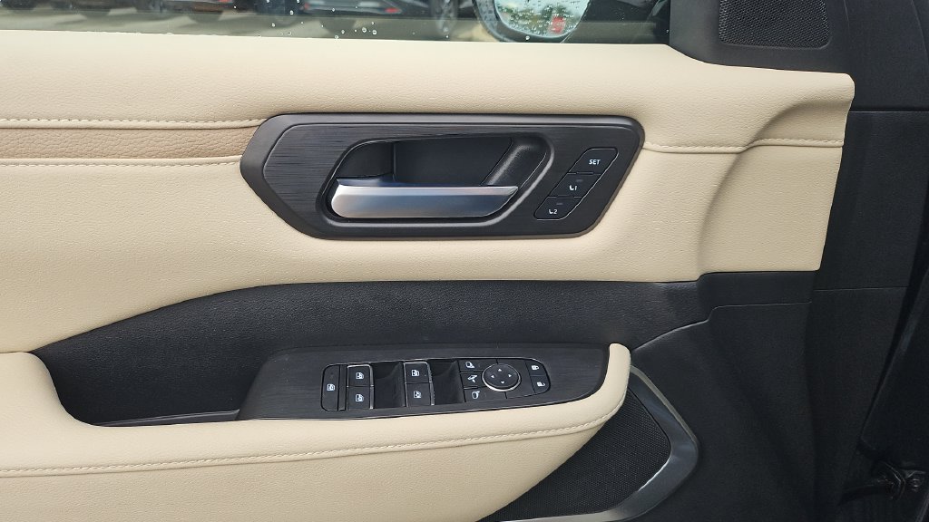 Certified 2025 Nissan Armada Platinum w/ Convenience Package RWD image 3