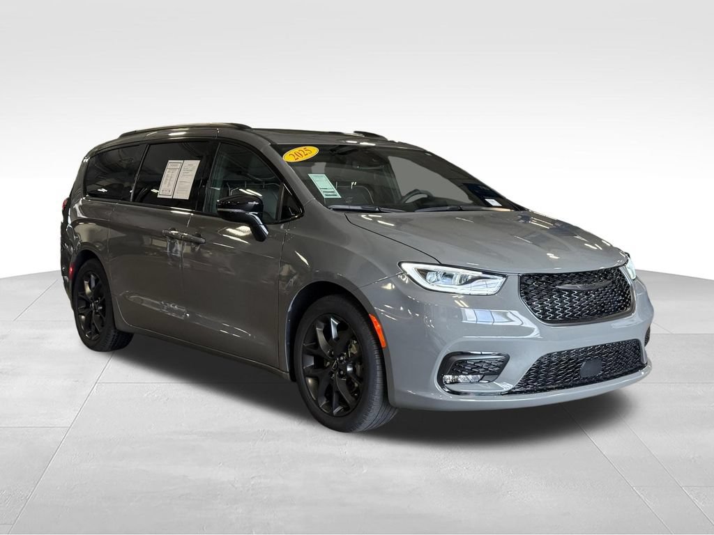 Used 2025 Chrysler Pacifica Limited FWD image 31