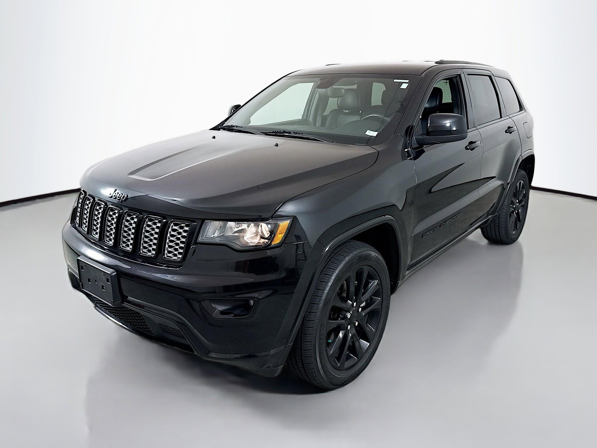 Used 2020 Jeep Grand Cherokee Altitude image 3