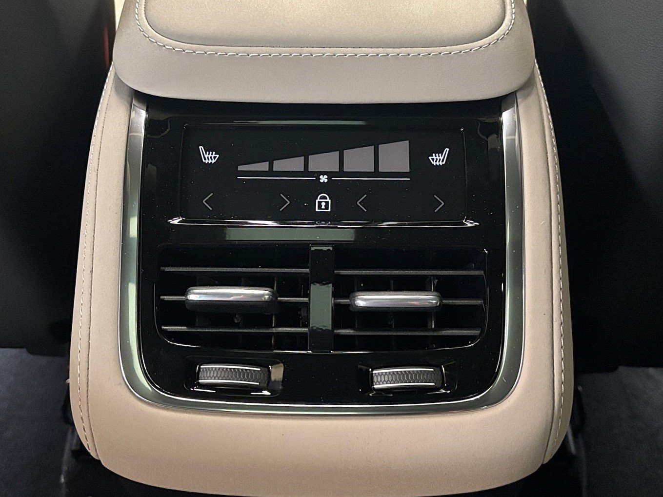 New 2026 Volvo XC90 B6 Plus w/ Protection Package AWD/4WD image 36