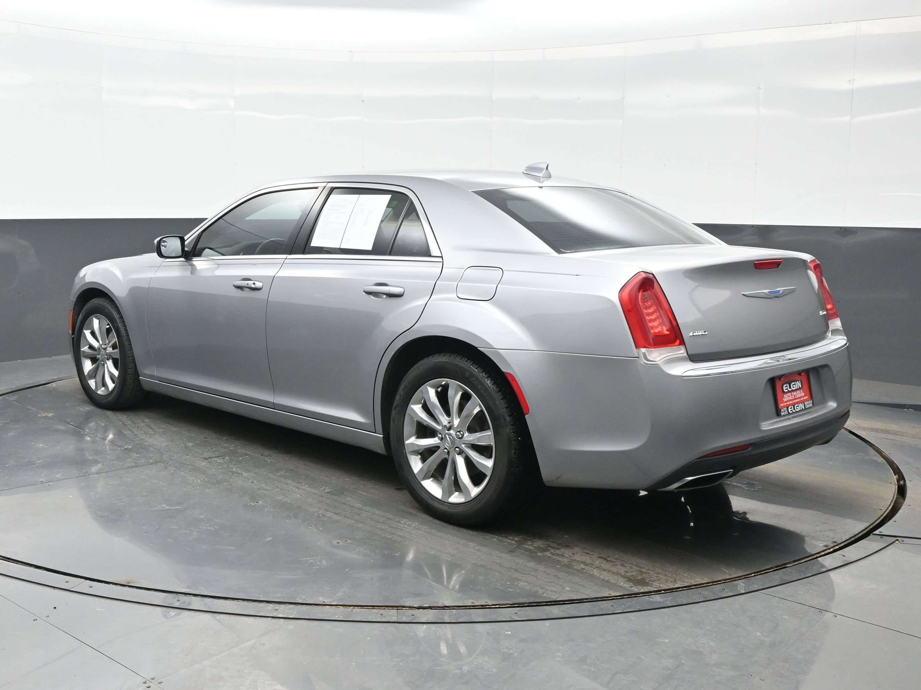 Used 2018 Chrysler 300 Touring image 4