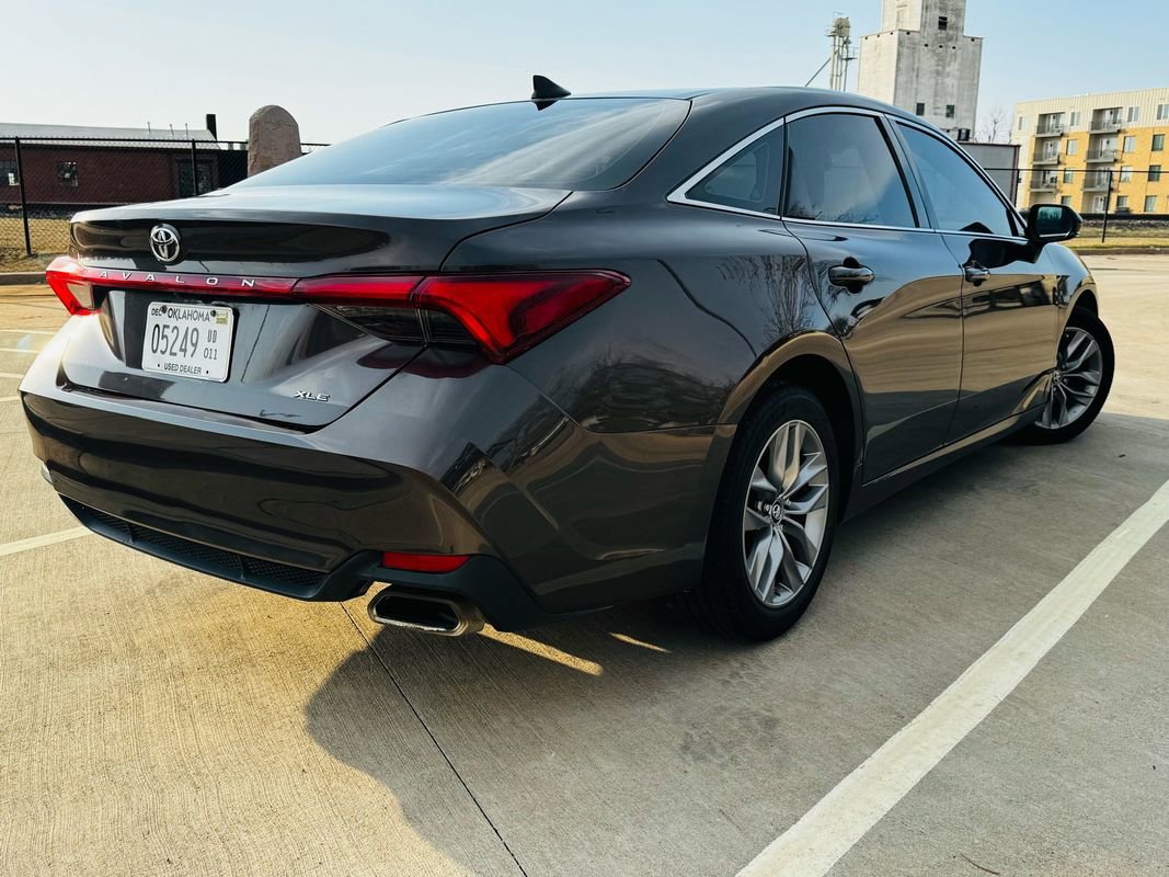 Used 2019 Toyota Avalon XLE w/ Moonroof Package image 2
