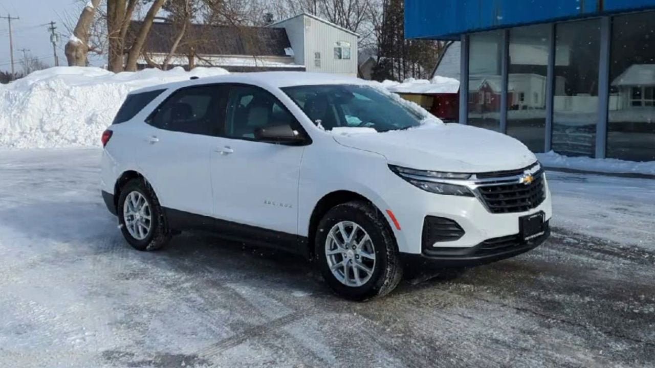 Certified 2023 Chevrolet Equinox LS w/ LS Convenience Package AWD/4WD image 2