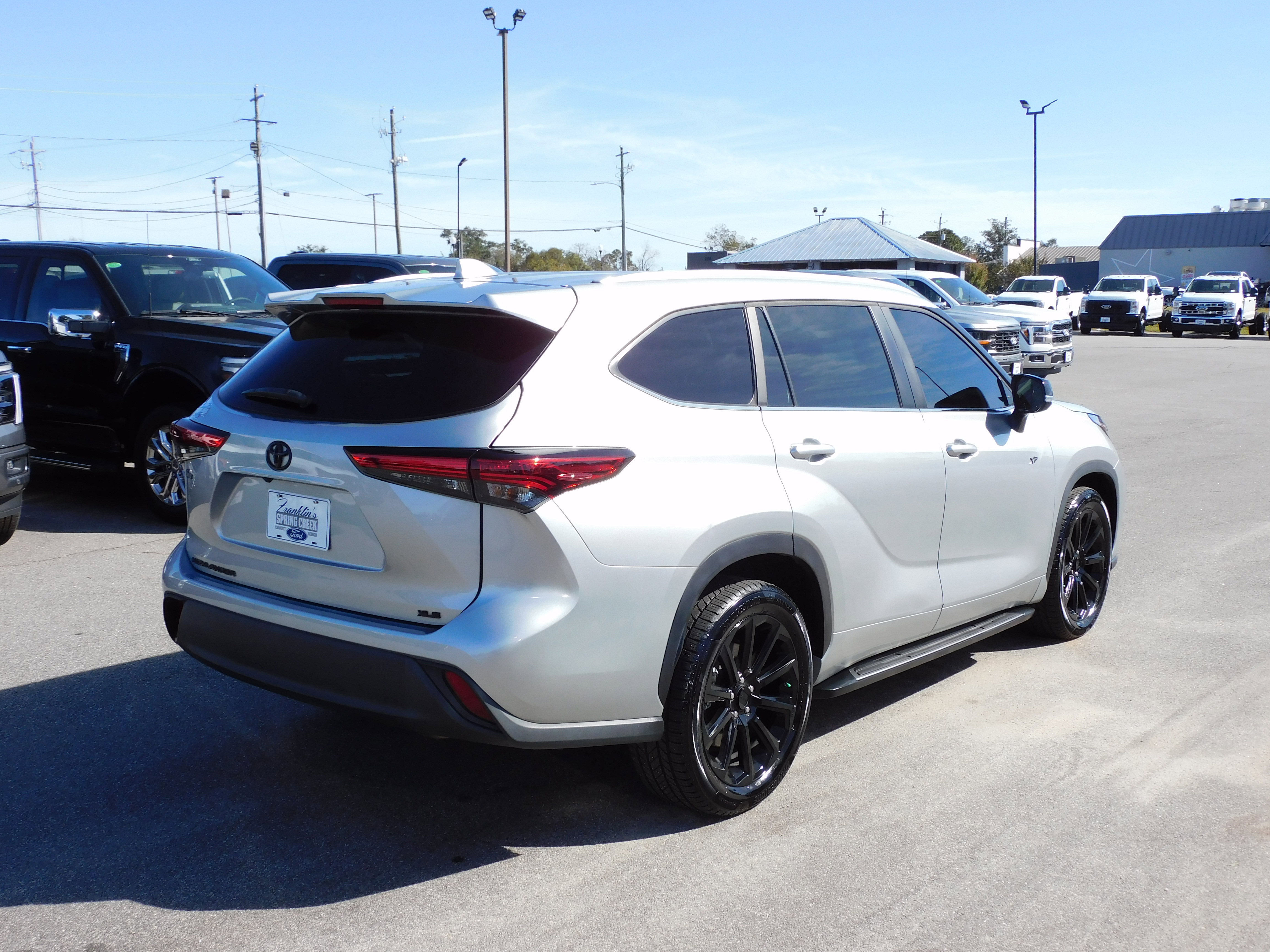 Used 2023 Toyota Highlander XLE image 4