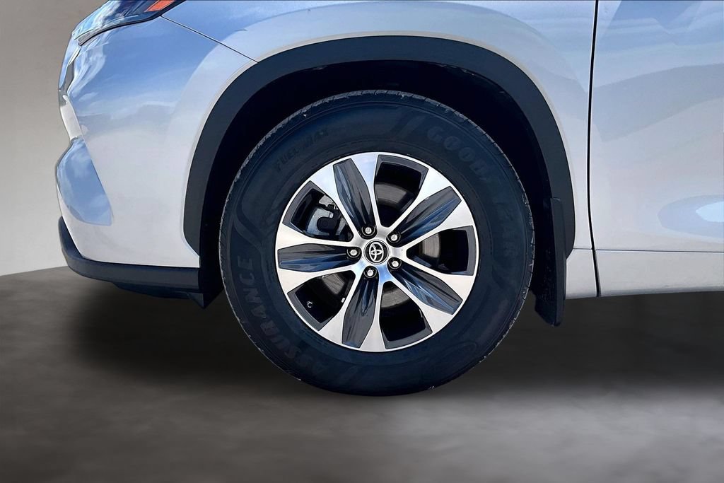 Used 2023 Toyota Highlander XLE FWD image 34