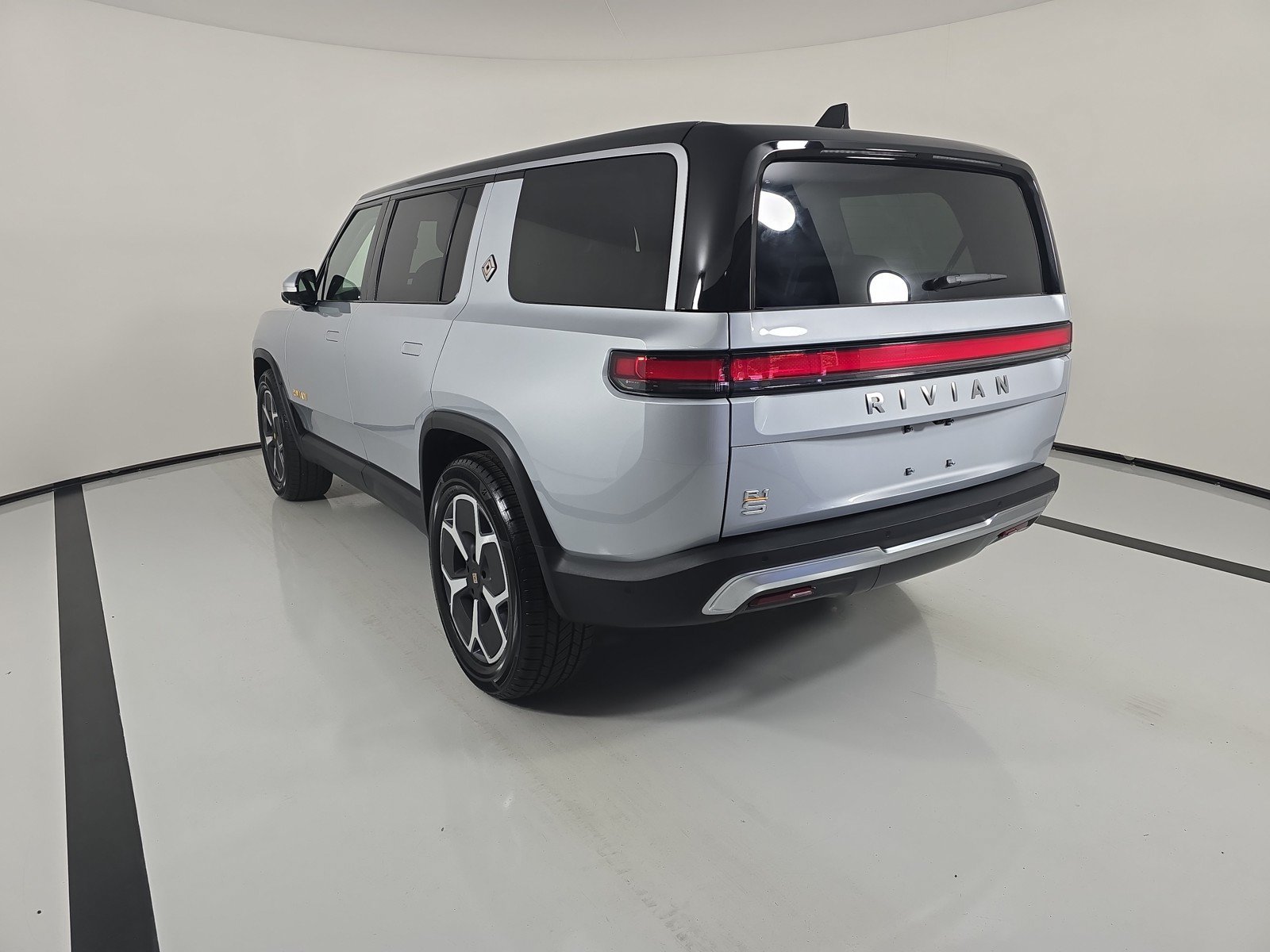 Used 2024 Rivian R1S Adventure AWD/4WD image 3