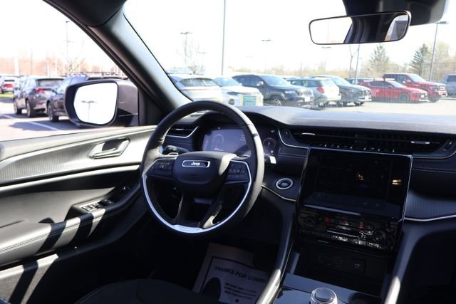 Used 2025 Jeep Grand Cherokee Laredo w/ Luxury Tech Group I AWD/4WD image 19