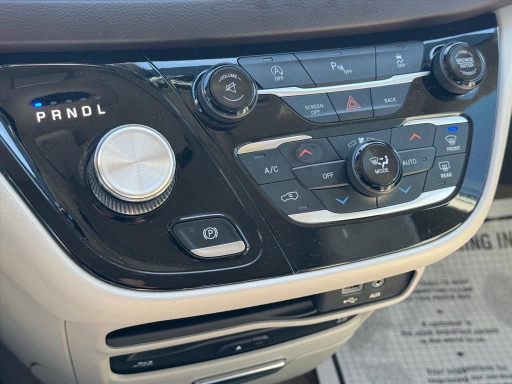 Used 2017 Chrysler Pacifica Touring-L Plus w/ Tire & Wheel Group image 19