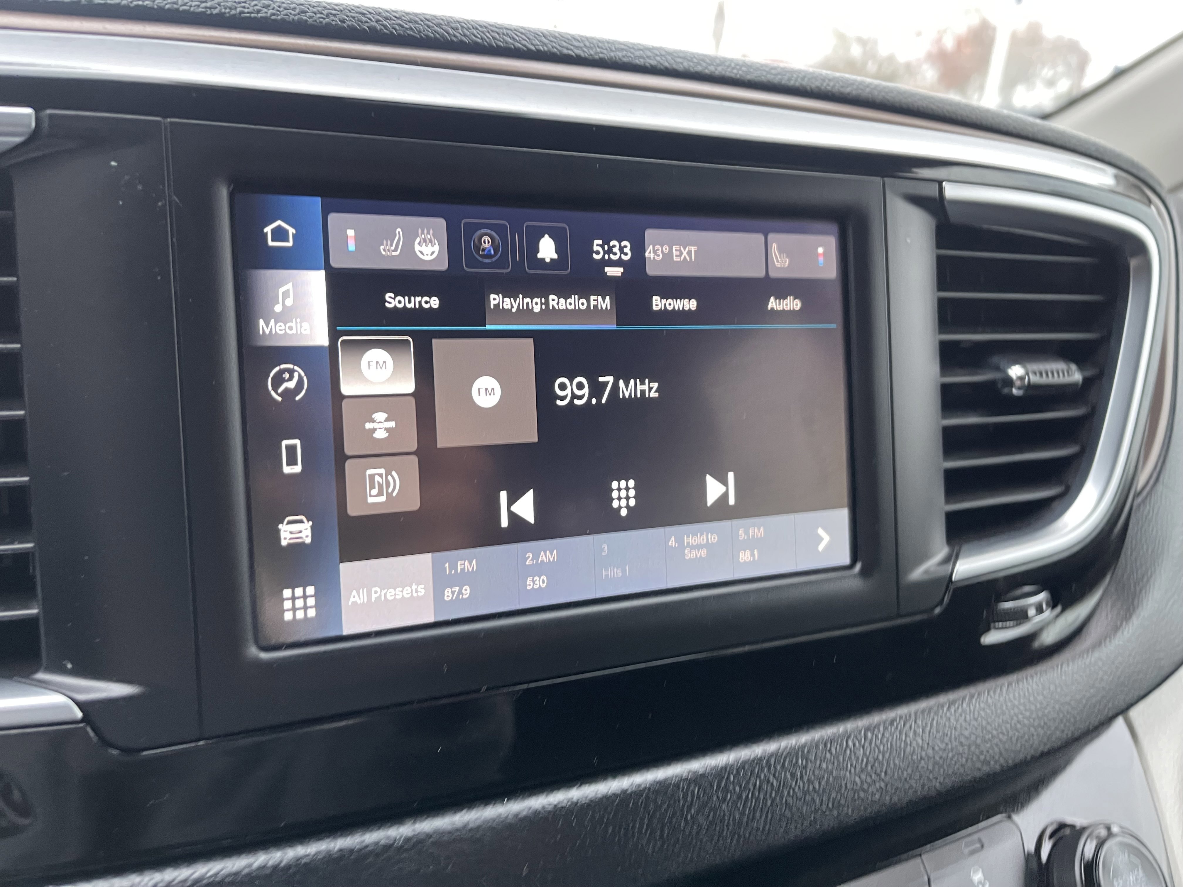 Used 2023 Chrysler Voyager LX image 27