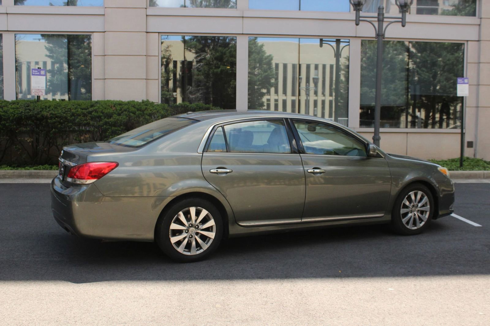Used 2011 Toyota Avalon Limited FWD image 7