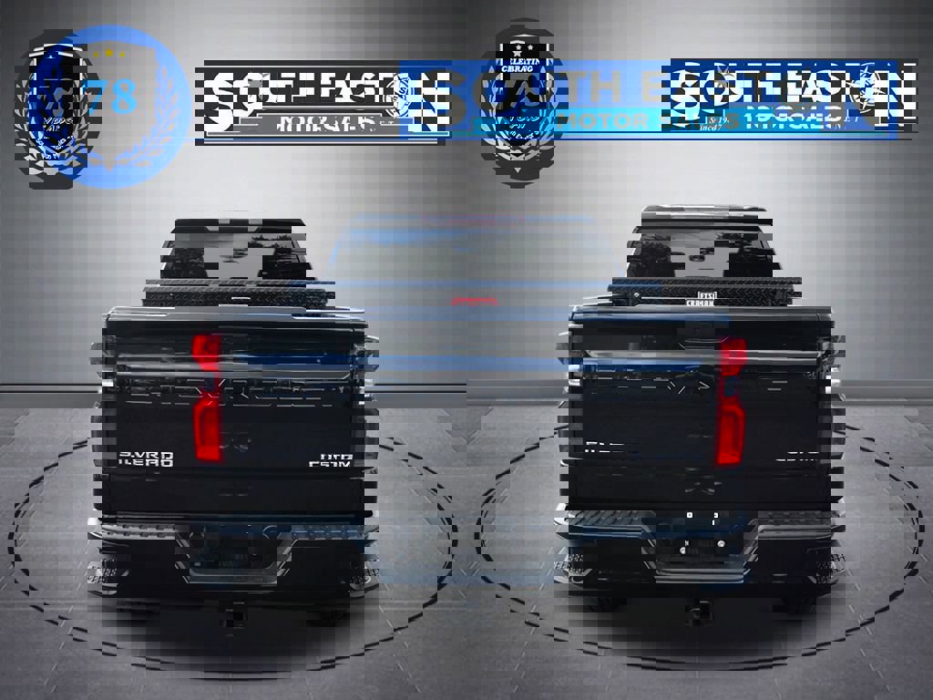 Used 2020 Chevrolet Silverado 1500 Custom w/ Custom Value Package image 4