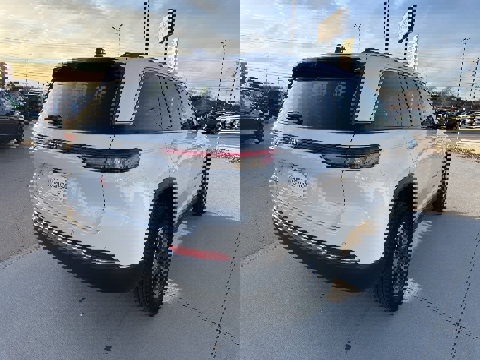 Used 2022 Jeep Grand Cherokee Limited w/ Luxury Tech Group II image 8