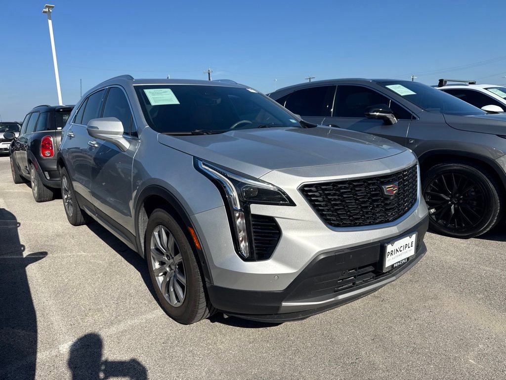 Used 2022 Cadillac XT4 Premium Luxury w/ Enhanced Visibility Package FWD image 2