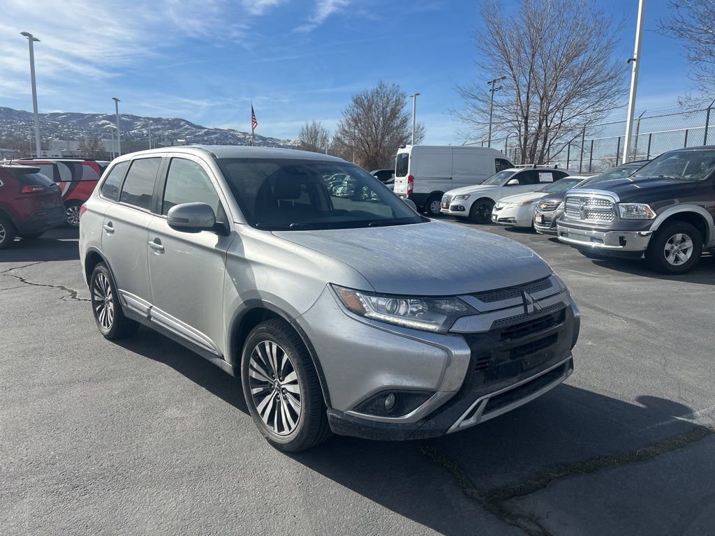Used 2020 Mitsubishi Outlander SE image 2