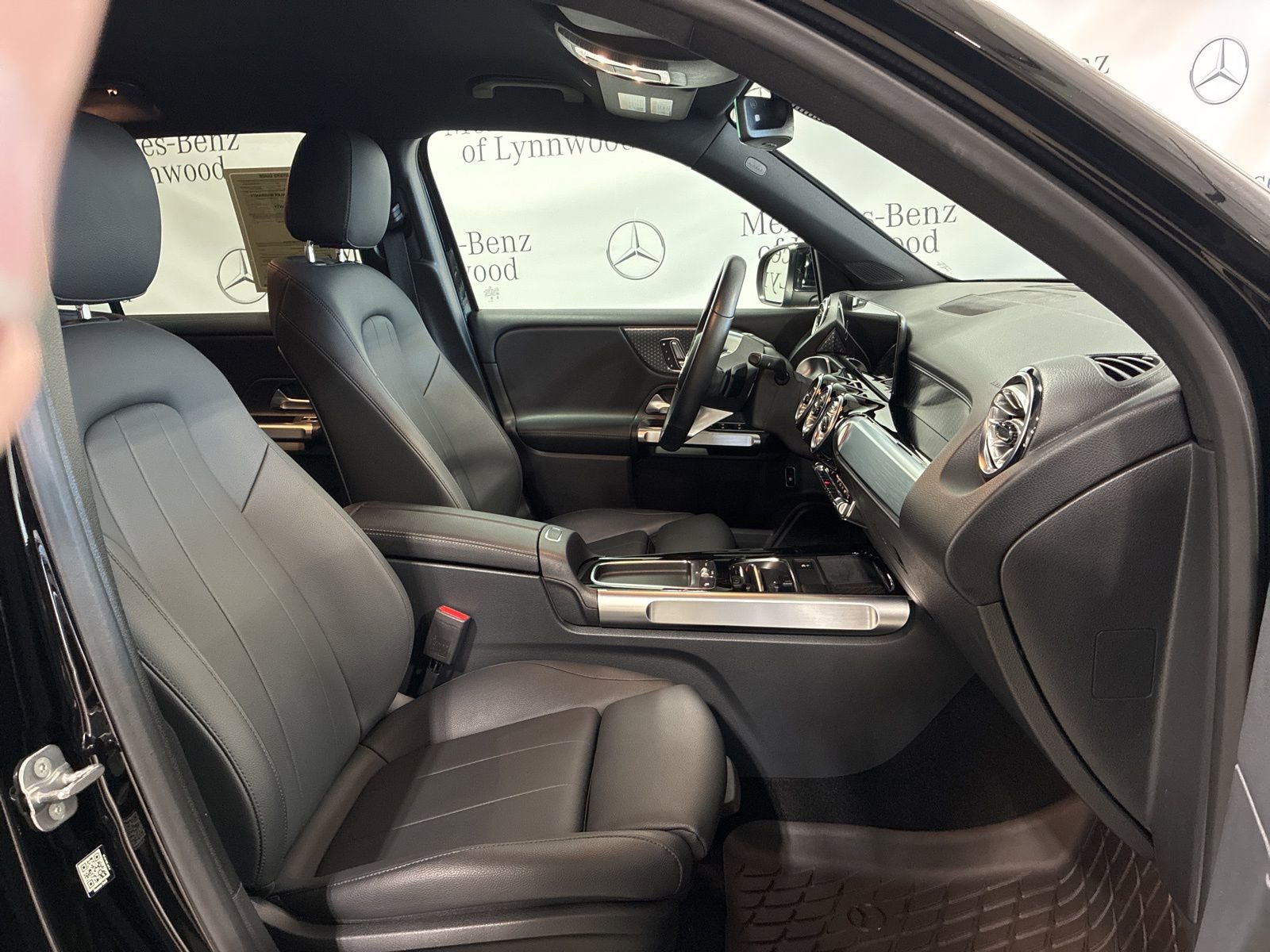 Used 2024 Mercedes-Benz GLB 250 4MATIC image 24