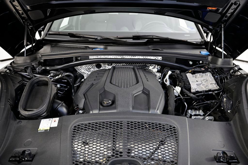 Used 2023 Porsche Macan Turbo image 33
