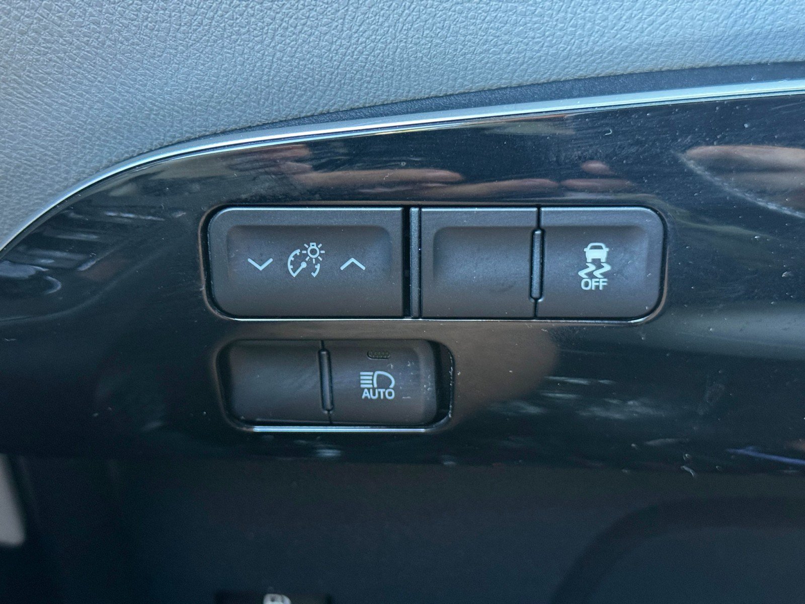 Used 2017 Toyota Prius Three Touring w/ Carpet Mat Package FWD image 16