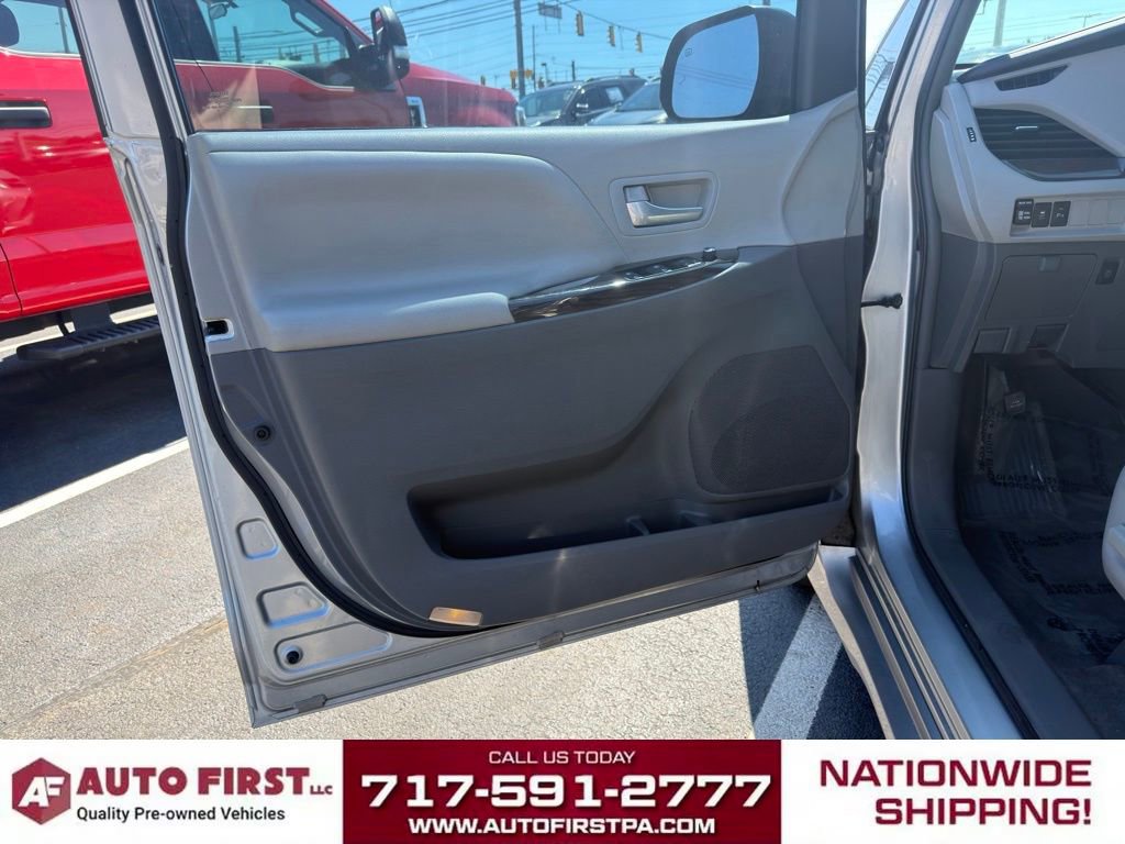 Used 2018 Toyota Sienna XLE w/ XLE Navigation Package FWD image 9