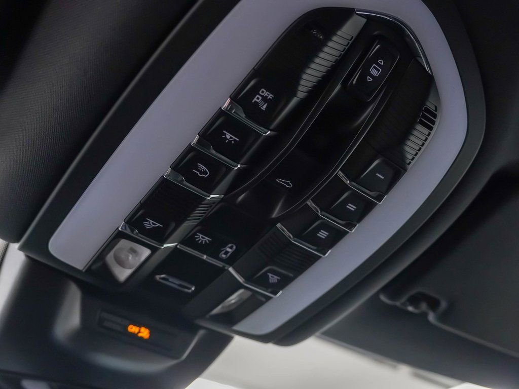 Certified 2025 Porsche Macan image 28