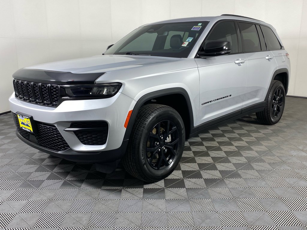 Used 2024 Jeep Grand Cherokee Altitude image 15
