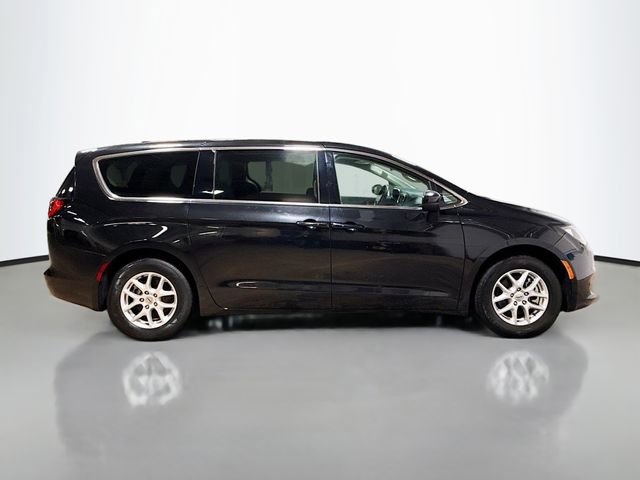 Used 2022 Chrysler Voyager LX image 6