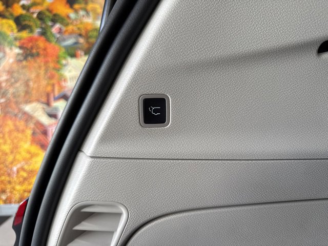 Used 2023 Chrysler Pacifica Touring-L FWD image 44