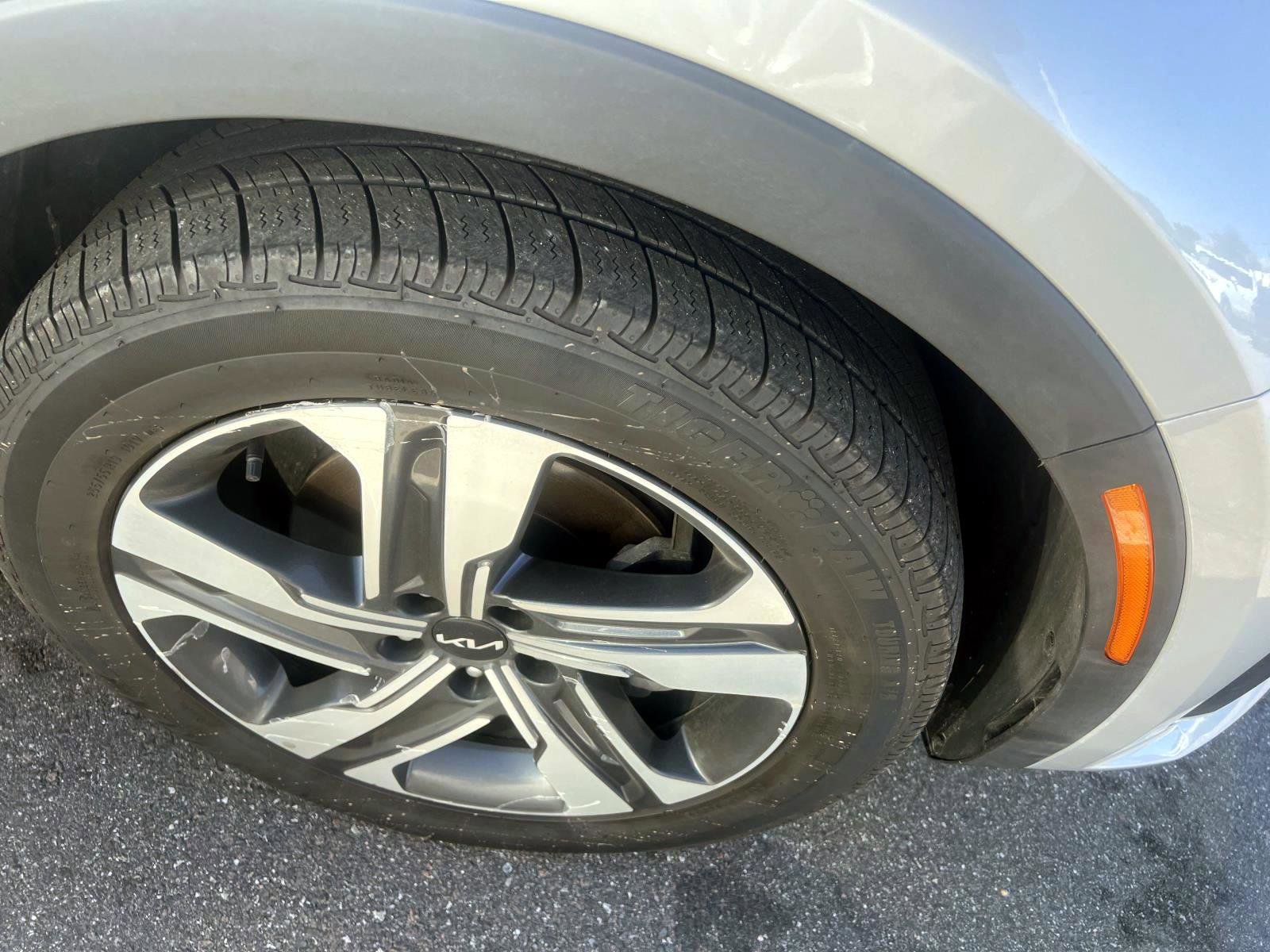 Used 2022 Kia Sorento EX w/ Panoramic Sunroof Package image 4