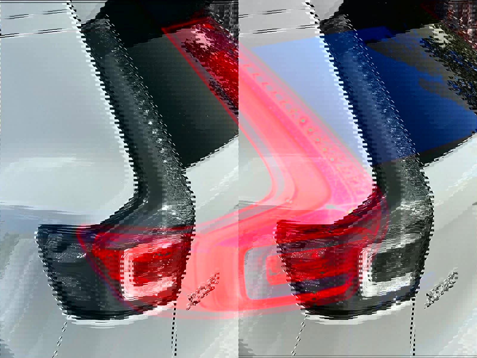 Used 2025 Volvo XC40 B5 Plus image 32