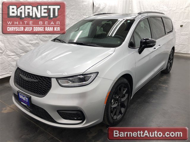Used 2024 Chrysler Pacifica Limited w/ Uconnect Theater Family Group
