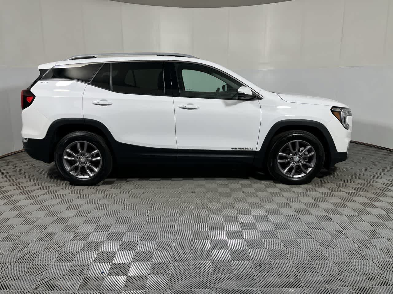 Used 2023 GMC Terrain SLT w/ Tech Package AWD/4WD image 9