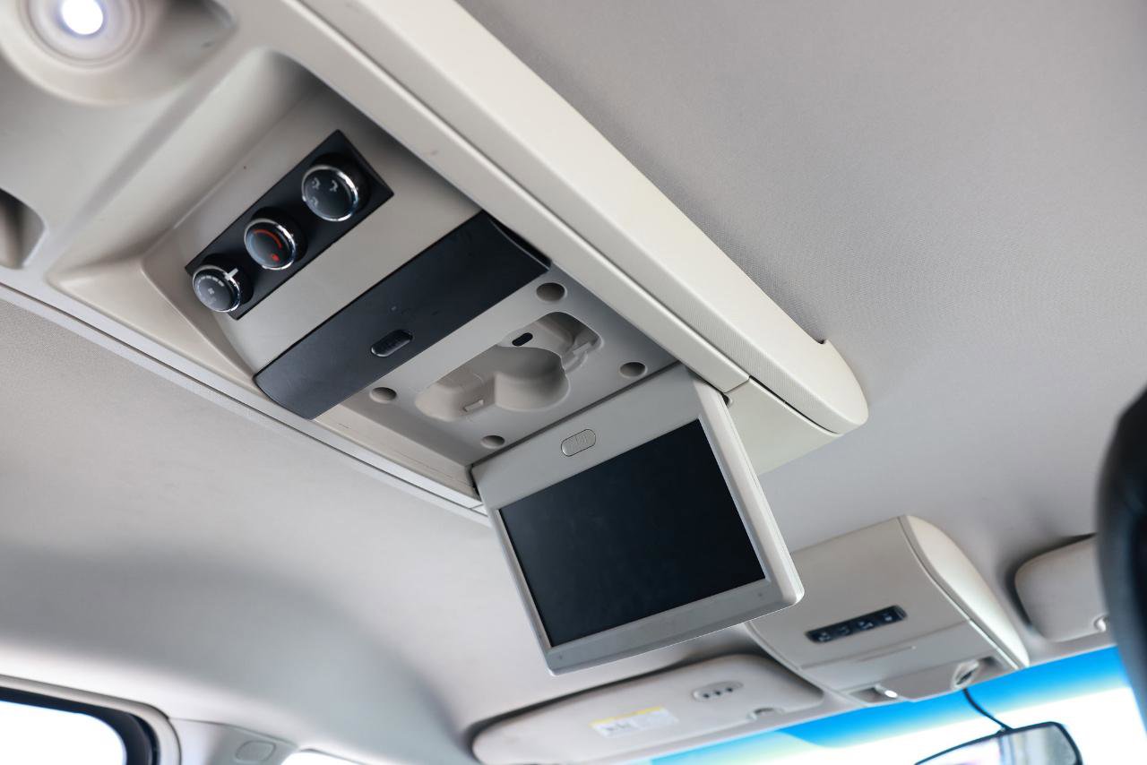 Used 2014 Chrysler Town & Country Touring FWD image 23