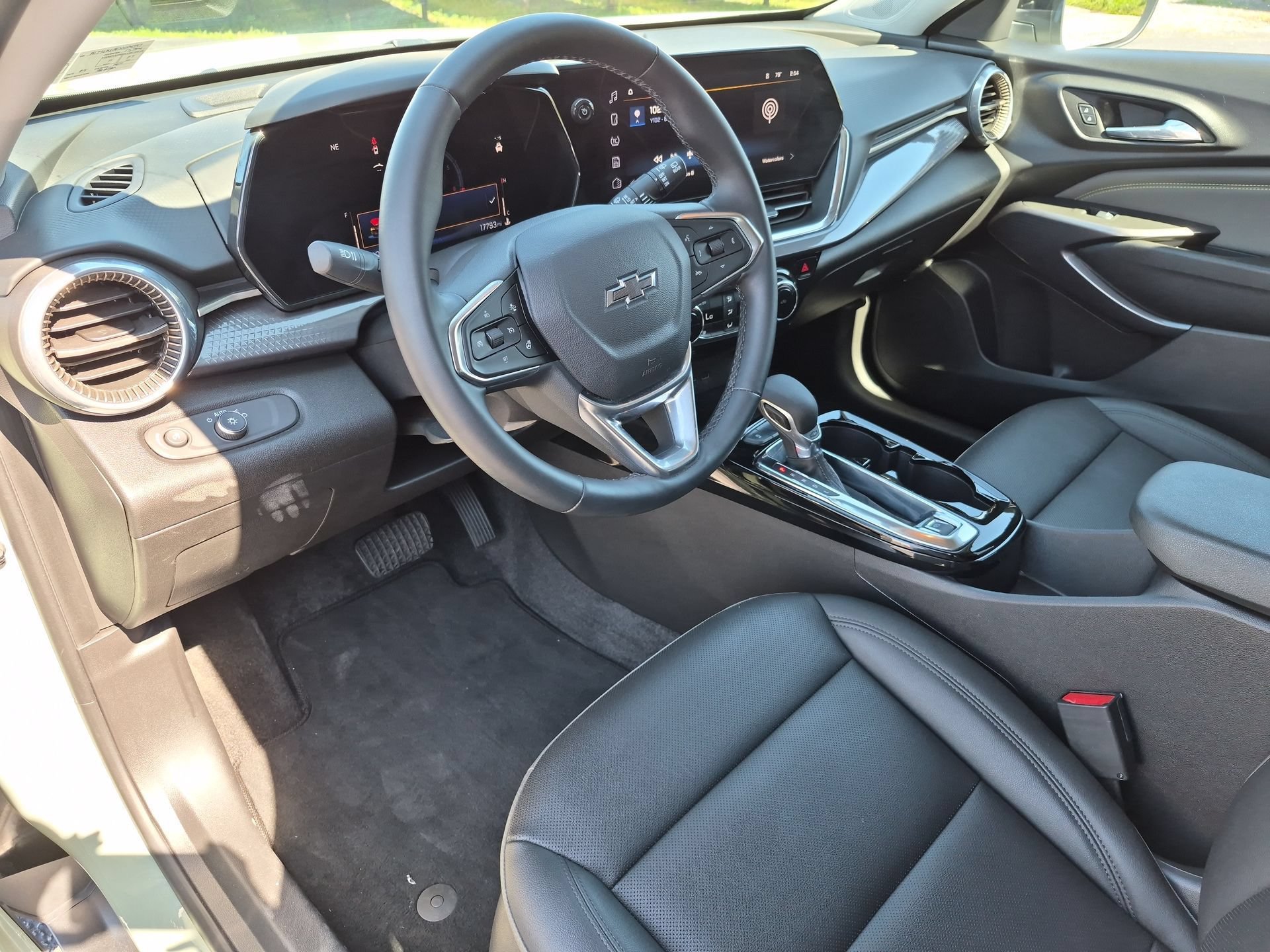 Used 2025 Chevrolet Trax ACTIV w/ Sunroof Package FWD image 10