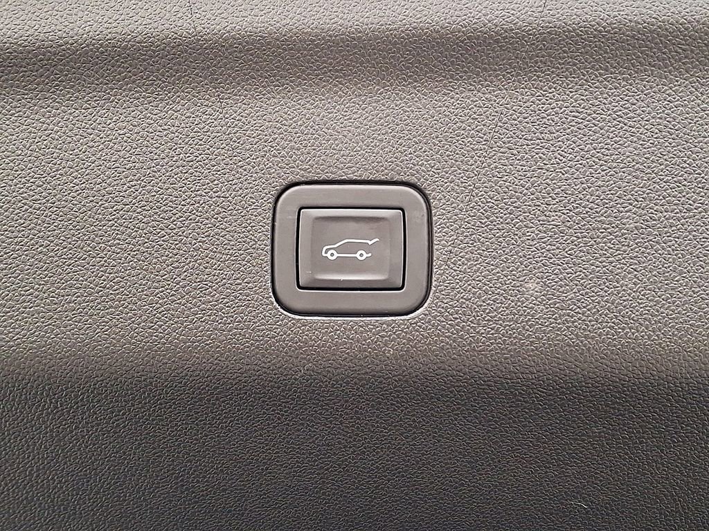 Used 2025 Chevrolet Suburban Premier image 30