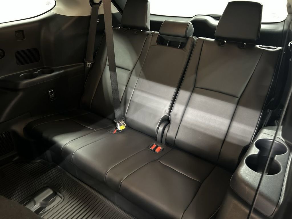 Used 2025 Toyota Highlander XLE AWD/4WD image 21