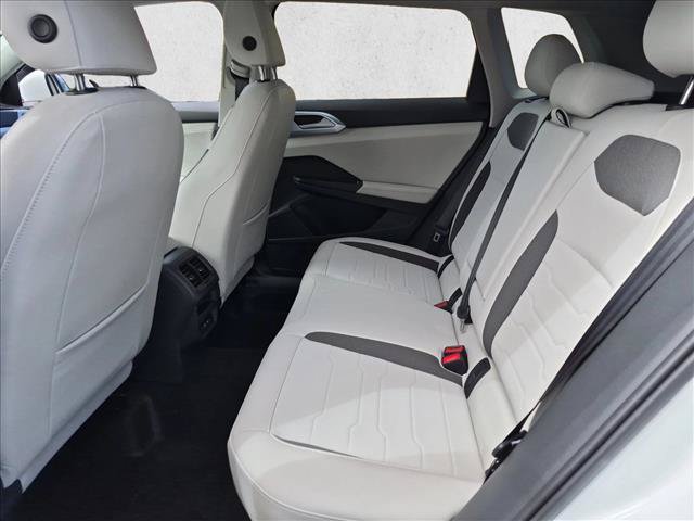 New 2027 Volkswagen Taos SE FWD image 16