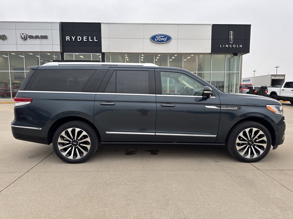 Used 2022 Lincoln Navigator L Reserve image 2