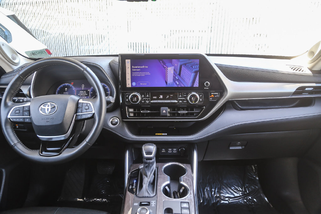 Used 2024 Toyota Highlander Limited AWD/4WD image 9